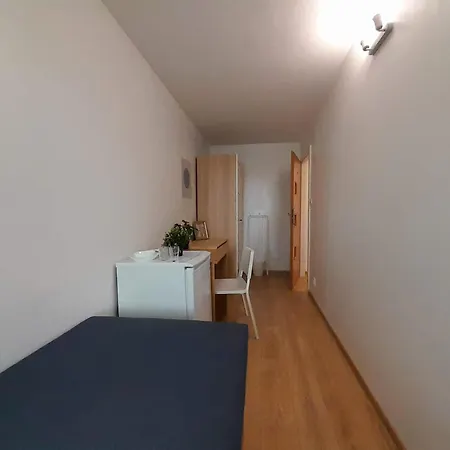 Apartament Familly Hostello - 5 Osobnych Pokoi, Blisko Areny I Lotniska Apartmán