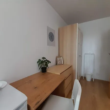 Apartament Familly Hostello - 5 Osobnych Pokoi, Blisko Areny I Lotniska 아파트 *